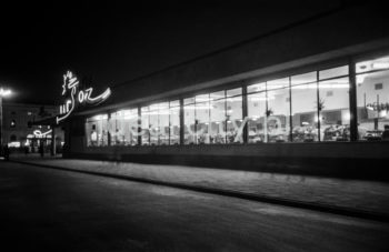 Bar mleczny Smok. Powstał na początku lat 60. w pobliżu placu dawnego krakowskiego dworca PKS. Najbardziej charakterystycznym elementem baru był duży neon (długości 15 m i wysokości 6m). Za jego projektanta uważano prof. ASP Adama Marczyńskiego. Kraków, lata 60.

fot. Henryk Makarewicz/idealcity.pl


