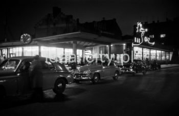 Bar mleczny Smok. Powstał na początku lat 60. w pobliżu placu dawnego krakowskiego dworca PKS. Najbardziej charakterystycznym elementem baru był duży neon (długości 15 m i wysokości 6m). Za jego projektanta uważano prof. ASP Adama Marczyńskiego. Kraków, lata 60.

fot. Henryk Makarewicz/idealcity.pl


