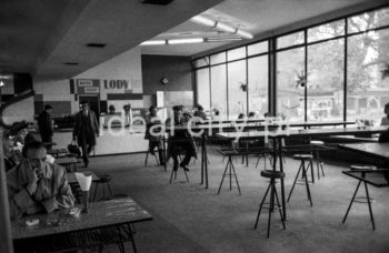 Bar mleczny Smok. Powstał na początku lat 60. w pobliżu placu dawnego krakowskiego dworca PKS. Najbardziej charakterystycznym elementem baru był duży neon (długości 15 m i wysokości 6m). Za jego projektanta uważano prof. ASP Adama Marczyńskiego. Kraków, lata 60.

fot. Henryk Makarewicz/idealcity.pl


