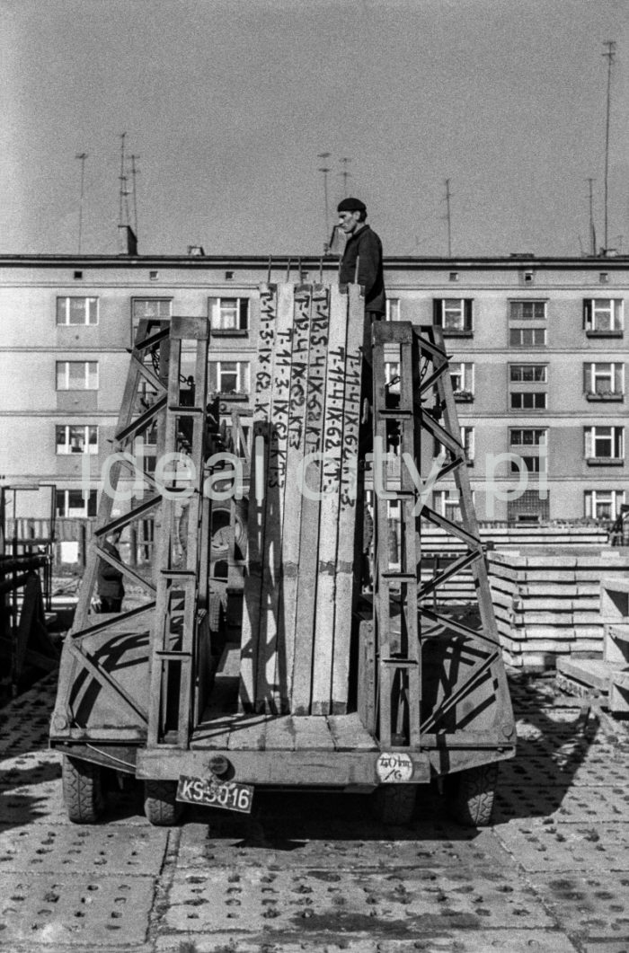 Storage of prefabricated elements on the Centrum D Estate. Ca. 1960.

Skład prefabrykatów na Osiedlu Centrum D, ok. 1960 r.

Photo by Henryk Makarewicz/idealcity.pl 



