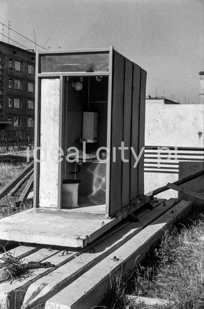 Installing a ready-made element for the bathroom, construction site on the Spółdzielcze Estate. Ca. 1960s.

Instalacja gotowego elementu domu - łazienki, budowa Osiedla Spółdzielczego. Ok. 1960 r.

Photo by Henryk Makarewicz/idealcity.pl

