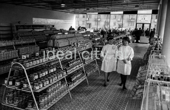 Inside a PSS “Społem” grocery store in Sector D with the D-31 (Centrum D), D-1 (Spółdzielcze), D-2 (Kolorowe) and D-1 (Spółdzielcze) Estates. They were designed by Tadeusz Rembiesa and Bolesław Skrzybalski, and built in 1957-1969. Most of the buildings were so-called Swedish blocks.  

Wnętrze jednego ze sklepów spożywczych PSS „Społem” w sektorze D; z osiedlami: D-31 (Centrum D), D-1 (Spółdzielcze), D-2 (Kolorowe) i D-1 (Spółdzielcze). Zostały one zaprojektowane przez Tadeusza Rembiesę i Bolesława Skrzybalskiego, zbudowane w latach 1957-1969. Większość z nich to tzw. bloki szwedzkie. 

Photo by Henryk Makarewicz/idealcity.pl

