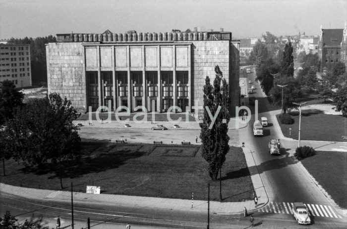 Widok na gmach Muzeum Narodowego w Krakowie od strony budowy Hotelu Cracovia. Pierwsza połowa lat 60. XXw.

fot. Henryk Makarewicz/idealcity.pl



