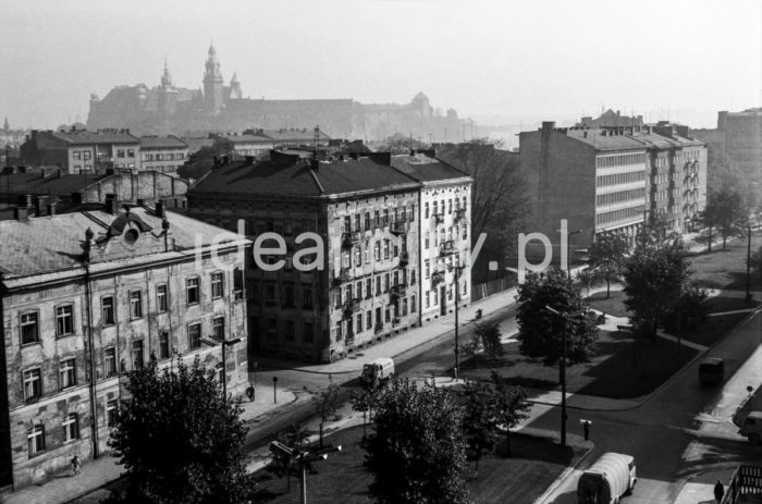 View towards Trzech Wieszczów Alleys (Zygmunta Krasińskiego Alley) in Kraków from the from the construction site of the Hotel Cracovia and Kijów Cinema. In the background: Wawel Castle. First half of the 1960s.

Widok na Aleje Trzech Wieszczów (Aleja Zygmunta Krasińskiego) w Krakowie od strony budowy Hotelu Cracovia i kina 