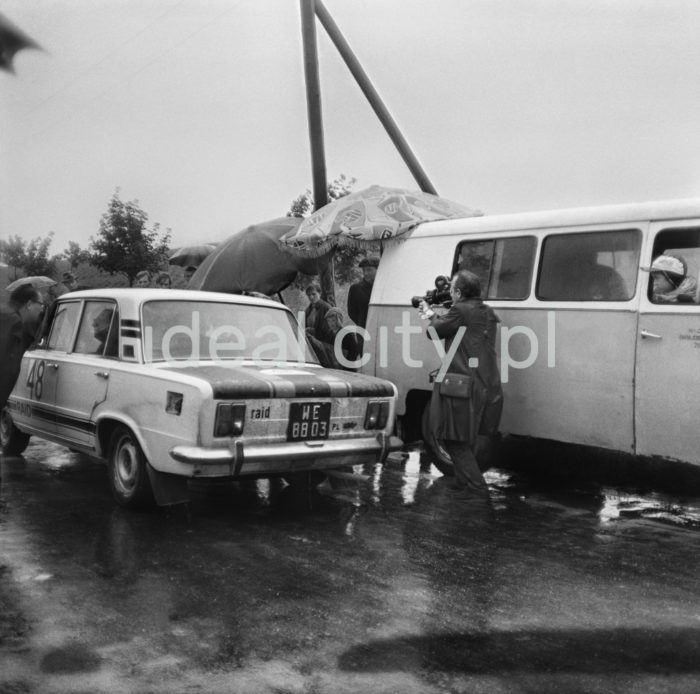 Rajd samochodowy w okolicach Nowej Huty, lata 60. XXw.

fot. Wiktor Pental/idealcity.pl

