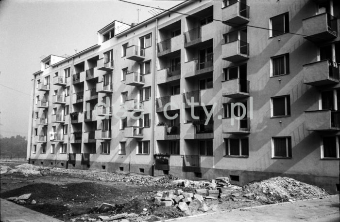 A residential building in Rotmistrza Zbigniewa Dunin-Wąsowicza Street in Kraków.

Blok przy ul. Rotmistrza Zbigniewa Dunin-Wąsowicza w Krakowie.

Photo by Henryk Makarewicz/idealcity.pl

