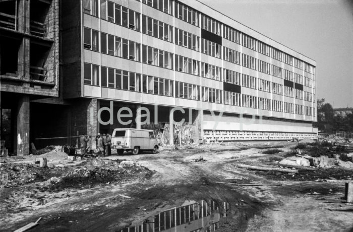 Construction of the modernist Biprostal office building, 18 stycznia Steet (now Królewska Street). 1960s.

Budowa modernistycznego biurowca Biprostal, przy ul. 18 stycznia (dziś Królewska). Lata 60. XX w.

Photo by Henryk Makarewicz/idealcity.pl


