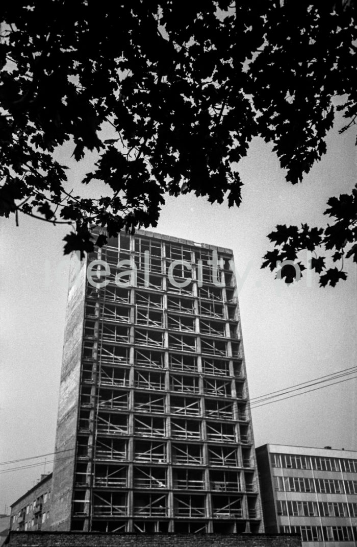 Construction of the modernist Biprostal office building, 18 stycznia Steet (now Królewska Street). 1960s.

Budowa modernistycznego biurowca Biprostal, przy ul. 18 stycznia (dziś Królewska). Lata 60. XX w.

Photo by Henryk Makarewicz/idealcity.pl

