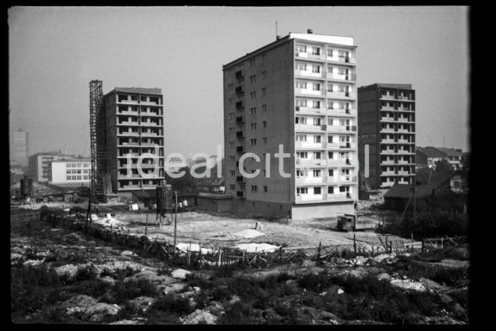 Modernist buildings in the district of Łobzów, the intersection of today’s Czarnowiejska and Kijowska Streets. 1960s.

Zabudowa modernistyczna dzielnicy Łobzów, skrzyżowanie dzisiejszej ul. Czarnowiejskiej i Kijowskiej. Lata 60. XX w.

Photo by Henryk Makarewicz/idealcity.pl


