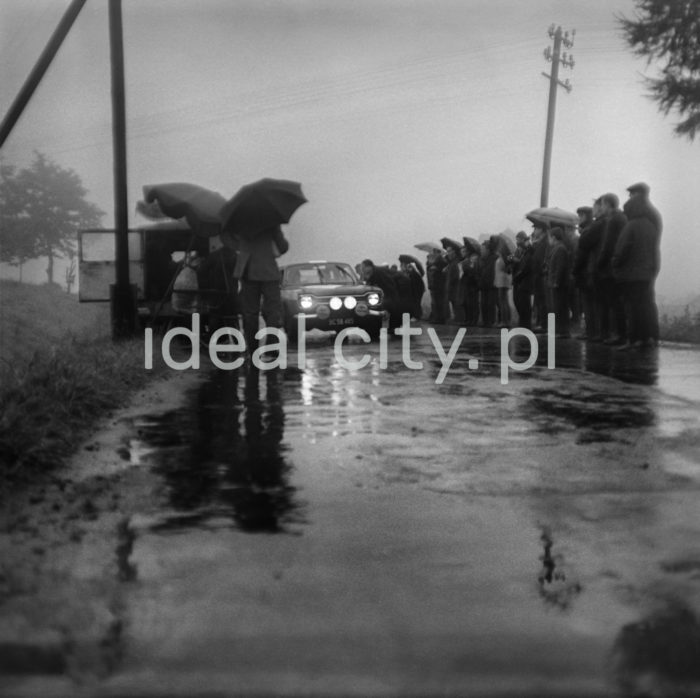 Rajd samochodowy w okolicach Nowej Huty, lata 60. XXw.

fot. Wiktor Pental/idealcity.pl