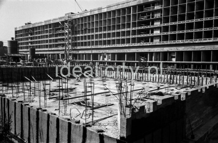 Construction of the Hotel Cracovia. First half of the 1960s.

Budowa Hotelu Cracovia. Pierwsza połowa lat 60. XX w.

Photo by Henryk Makarewicz/idealcity.pl


