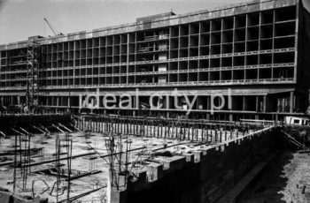 Budowa Hotelu Cracovia. Pierwsza połowa lat 60. XXw.

fot. Henryk Makarewicz/idealcity.pl


