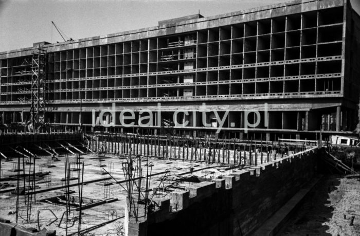 Construction of the Hotel Cracovia. First half of the 1960s.

Budowa Hotelu Cracovia. Pierwsza połowa lat 60. XX w.

Photo by Henryk Makarewicz/idealcity.pl


