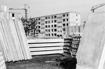Budowa bloków na Osiedlu Ugorek w Krakowie. Lata 60. XXw.

fot. Henryk Makarewicz/idealcity.pl



