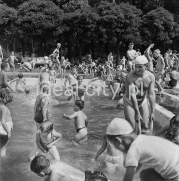 Swimming pool by the Cigar Factory in Czyżyny. 1954.

Basen przy Fabryce Cygar, Czyżyny, 1954.

Photo by Wiktor Pental/idealcity.pl
