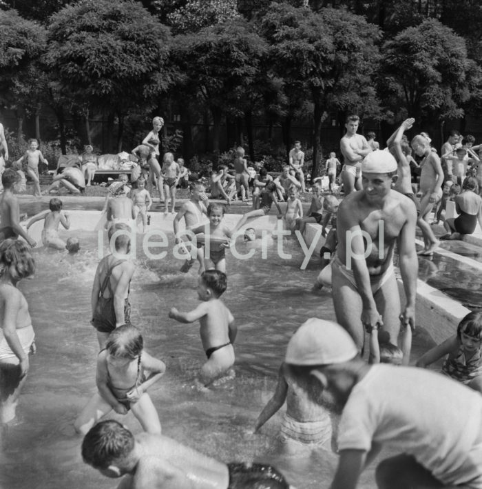Swimming pool by the Cigar Factory in Czyżyny. 1954.

Basen przy Fabryce Cygar, Czyżyny, 1954.

Photo by Wiktor Pental/idealcity.pl
