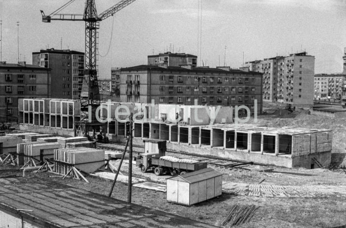 Construction of residential buildings, the first built of panels in the Domino 60 technology on the Centrum D Estate, designed by Stefan Golonka, on the A-33 (Hutnicze) Estate. 1950s.

Budowa domów mieszkalnych, pierwszych w systemie wielkopłytowym, w technologii Domino 60 na osiedlu Centrum D, proj. Stefan Golonka, na osiedlu A-33 (Hutnicze), lata 50. XX w.

Photo by Henryk Makarewicz/idealcity.pl

