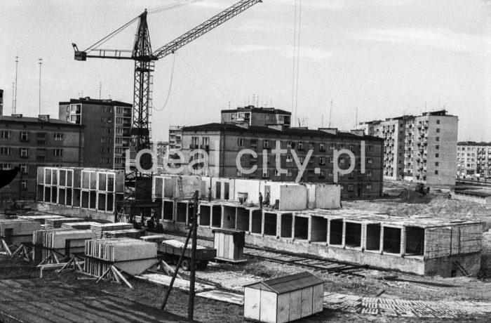 Budowa domów mieszkalnych, pierwszych w systemie wielkopłytowym, w technologii Domino 60 na osiedlu Centrum D, proj. Stefan Golonka, na osiedlu A-33 (Hutnicze), lata 50. XXw.

fot. Henryk Makarewicz/idealcity.pl

