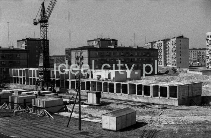 Construction of residential buildings, the first built of panels in the Domino 60 technology on the Centrum D Estate, designed by Stefan Golonka, on the A-33 (Hutnicze) Estate. 1950s.

Budowa domów mieszkalnych, pierwszych w systemie wielkopłytowym, w technologii Domino 60 na osiedlu Centrum D, proj. Stefan Golonka, na osiedlu A-33 (Hutnicze), lata 50. XX w.

Photo by Henryk Makarewicz/idealcity.pl

