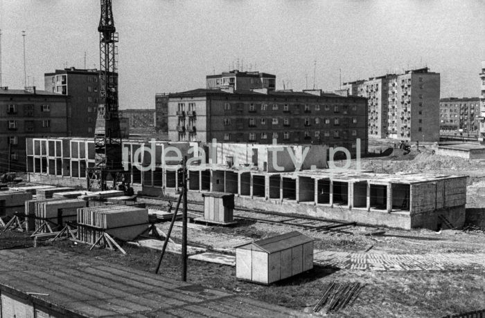 Construction of residential buildings, the first built of panels in the Domino 60 technology on the Centrum D Estate, designed by Stefan Golonka, on the A-33 (Hutnicze) Estate. 1950s.

Budowa domów mieszkalnych, pierwszych w systemie wielkopłytowym, w technologii Domino 60 na osiedlu Centrum D, proj. Stefan Golonka, na osiedlu A-33 (Hutnicze), lata 50. XX w.

Photo by Henryk Makarewicz/idealcity.pl

