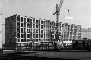 Construction of residential buildings, the first built of panels in the Domino 60 technology on the Centrum D Estate, designed by Stefan Golonka, on the A-33 (Hutnicze) Estate. 1950s.

Budowa domów mieszkalnych, pierwszych w systemie wielkopłytowym, w technologii Domino 60 na osiedlu Centrum D, proj. Stefan Golonka, na osiedlu A-33 (Hutnicze), lata 50. XX w.

Photo by Henryk Makarewicz/idealcity.pl


