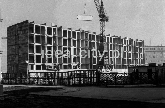 Construction of residential buildings, the first built of panels in the Domino 60 technology on the Centrum D Estate, designed by Stefan Golonka, on the A-33 (Hutnicze) Estate. 1950s.

Budowa domów mieszkalnych, pierwszych w systemie wielkopłytowym, w technologii Domino 60 na osiedlu Centrum D, proj. Stefan Golonka, na osiedlu A-33 (Hutnicze), lata 50. XX w.

Photo by Henryk Makarewicz/idealcity.pl

