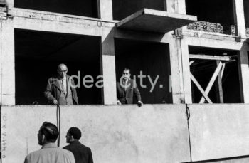 Construction of residential buildings, the first built of panels in the Domino 60 technology on the Centrum D Estate, designed by Stefan Golonka, on the A-33 (Hutnicze) Estate. 1950s.

Budowa domów mieszkalnych, pierwszych w systemie wielkopłytowym, w technologii Domino 60 na osiedlu Centrum D, proj. Stefan Golonka, na osiedlu A-33 (Hutnicze), lata 50. XX w.

Photo by Henryk Makarewicz/idealcity.pl

