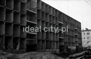 Construction of residential buildings, the first built of panels in the Domino 60 technology on the Centrum D Estate, designed by Stefan Golonka, on the A-33 (Hutnicze) Estate. 1950s.

Budowa domów mieszkalnych, pierwszych w systemie wielkopłytowym, w technologii Domino 60 na osiedlu Centrum D, proj. Stefan Golonka, na osiedlu A-33 (Hutnicze), lata 50. XX w.

Photo by Henryk Makarewicz/idealcity.pl


