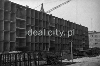 Budowa domów mieszkalnych, pierwszych w systemie wielkopłytowym, w technologii Domino 60 na osiedlu Centrum D, proj. Stefan Golonka, na osiedlu A-33 (Hutnicze), lata 50. XXw.

fot. Henryk Makarewicz/idealcity.pl

