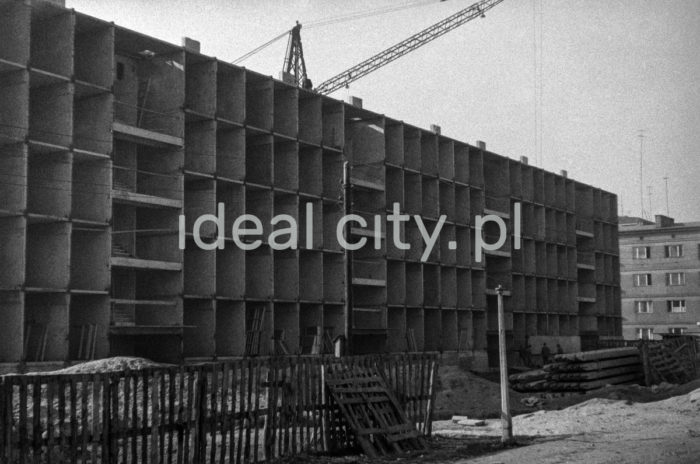 Construction of residential buildings, the first built of panels in the Domino 60 technology on the Centrum D Estate, designed by Stefan Golonka, on the A-33 (Hutnicze) Estate. 1950s.

Budowa domów mieszkalnych, pierwszych w systemie wielkopłytowym, w technologii Domino 60 na osiedlu Centrum D, proj. Stefan Golonka, na osiedlu A-33 (Hutnicze), lata 50. XX w.

Photo by Henryk Makarewicz/idealcity.pl

