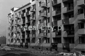 Blok przy ul. Rotmistrza Zbigniewa Dunin-Wąsowicza w Krakowie.

fot. Henryk Makarewicz/idealcity.pl

