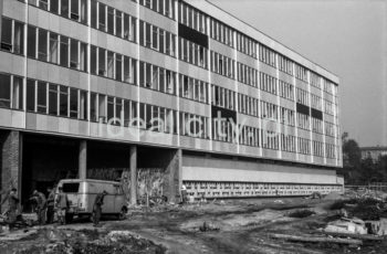 Budowa modernistycznego biurowca Biprostal, przy ul. 18 stycznia (dziś Królewska). Lata 60. XXw.

fot. Henryk Makarewicz/idealcity.pl


