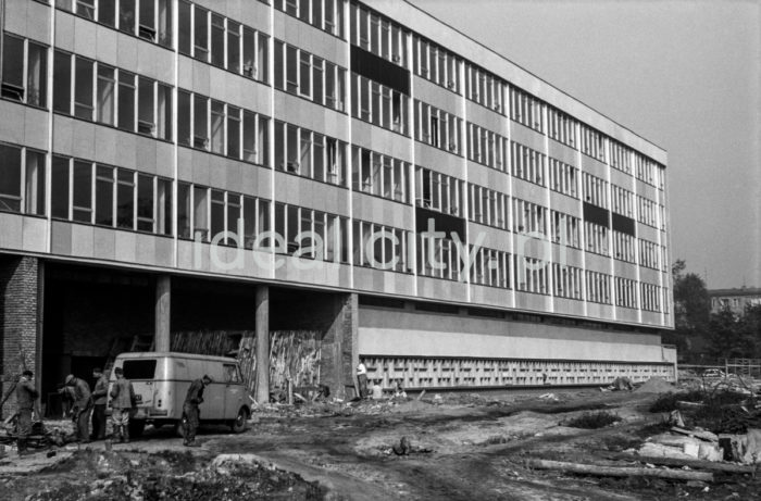 Construction of the modernist Biprostal office building, ulica 18 stycznia (January 18 Street, now ulica Królewska – Royal Street). 1960s.

Budowa modernistycznego biurowca Biprostal, przy ul. 18 stycznia (dziś Królewska). Lata 60. XX w.

Photo by Henryk Makarewicz/idealcity.pl


