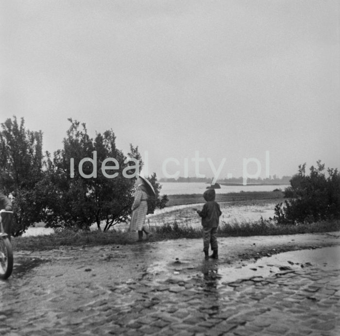 Auto racing in Nowa Huta. 1960s.

Rajd samochodowy w okolicach Nowej Huty, lata 60. XX w.

Photo by Wiktor Pental/idealcity.pl
