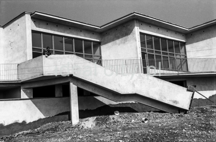 Primary School No. 54, 122 Tyniecka Street, Kraków. One of the schools known as “Tysiąclatki,” built to commemorate the thousandth anniversary of the Polish State (“Thousand schools for the thousandth anniversary”). This school was built in 1962.

Szkoła podstawowa nr. 54 przy ul. Tynieckiej 122 w Krakowie, jedna z 