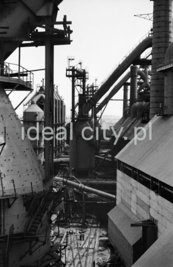 Kombinat metalurgiczny im. Lenina, Wielki Piec z nagrzewnicami, lata 60. XXw.

fot. Henryk Makarewicz/idealcity.pl


