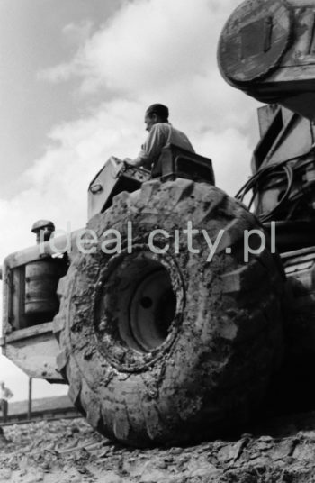 Pokaz maszyn rolniczych, Raciborowice pod Krakowem, 1961r.

fot. Henryk Makarewicz/idealcity.pl


