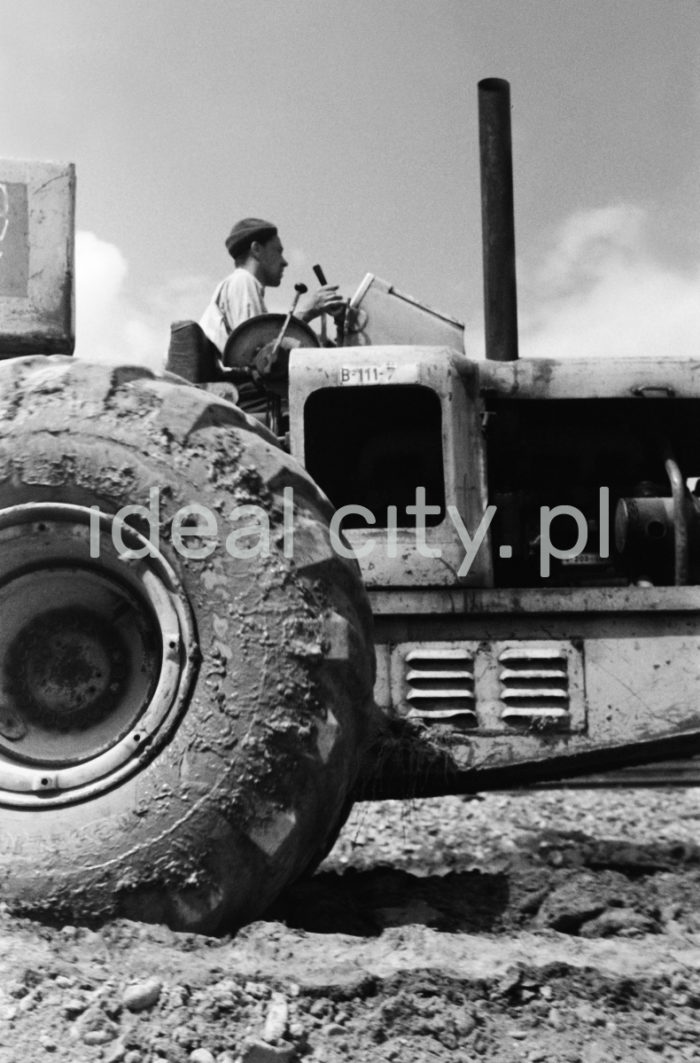 Pokaz maszyn rolniczych, Raciborowice pod Krakowem, 1961r.

fot. Henryk Makarewicz/idealcity.pl


