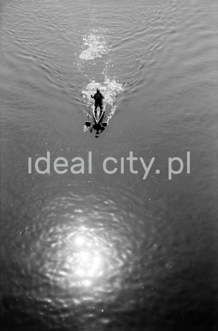 Aleksander Woźniak on his skinoe – skies for walking on water. The Vistula, not far from the Wawel Castle.

Aleksander Woźniak na swoich skinoe - nartach do chodzenia po wodzie. Wisła w okolicach Wawelu.

Photo by Henryk Makarewicz/idealcity.pl


