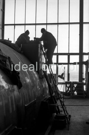 Lenin Metallurgical Combine, inside a hall, renovations works. 1960s.

Kombinat metalurgiczny im. Lenina, wnętrze hali, prace remontowe, lata 60.

Photo by Henryk Makarewicz/idealcity.pl