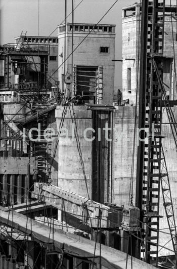 Construction of the Przewóz barrage on the Vistula, early 1960s. The first barrage on the Upper Vistula built after the war was connected with the Lenin Steelworks which required a river port for transporting materials.

Budowa stopnia wodnego “Przewóz” na Wiśle, początek lat 60. Pierwszy powojenny stopień wodny na górnej Wiśle, powstał w związku z budową Huty im. Lenina, która wymagała bliskości portu rzecznego do transportu materiałów. 

Photo by Henryk Makarewicz/idealcity.pl

