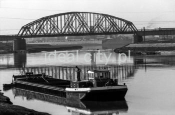 Fluvial transport on the Vistula in Kraków, view from today’s Stopień Dąbie barrage. In the foreground a railway bridge, in the background the Wawel Castle. 1960s.

Żegluga transportowa na Wiśle w Krakowie, widok od strony dzisiejszego Stopnia Dąbie. Na pierwszym planie most kolejowy, w tle zarysy Zamku Królewskiego na Wawelu. Lata 60. XX w.

Photo by Henryk Makarewicz/idealcity.pl


