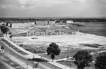 Widok od strony osiedla D-31 (Centrum D) i Placu Centralnego w kierunku południowo-wschodnim. Widoczne Łąki Nowohuckie, osiedle A-0, A-Południe (Na Skarpie), Szpital im. Żeromskiego, w tle Opactwo Cystersów w Mogile, II połowa lat 50.

fot. Henryk Makarewicz/idealcity.pl

