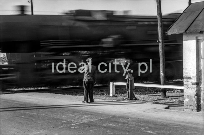 At a level crossing. 1960s.

Na przejeździe kolejowym. Lata 60. XX w.

Photo by Henryk Makarewicz/idealcity.pl


