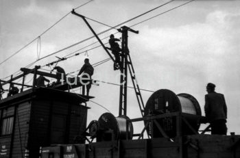 Installing a traction drive. 1950s.

Montaż trakcji kolejowej. Lata 50. XX w.

Photo by Henryk Makarewicz/idealcity.pl


