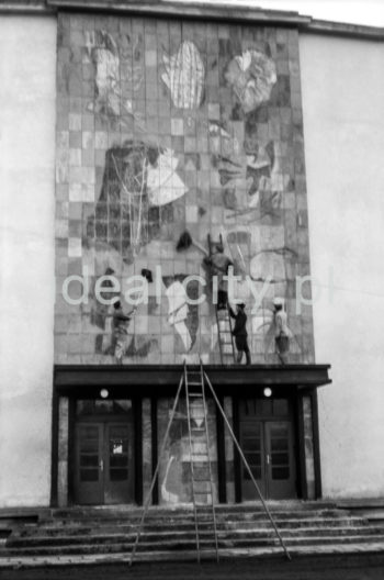 Mosaic on the frontage of the State Music School Centre in Nowa Huta, Centrum E-23 Estate. 1960s.

Mozaika na elewacji Zespołu Państwowych Szkół Muzycznych w Nowej Hucie, Osiedle Centrum E-23. Lata 60. XX w.

Photo by Henryk Makarewicz/idealcity.pl

