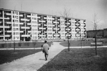 „Blok szwedzki” - modernistyczny budynek mieszkalny (zaprojektowany po 1956 roku) na osiedlu B-32 (Szklane Domy), w tle, po prawej fragment osiedla B-1 (Szkolne), koniec lat 50.

fot. Henryk Makarewicz/idealcity.pl

