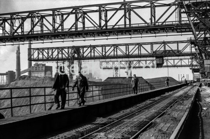 Lenin Metallurgical Combine, handling platform at the raw material storage yard with gantry cranes. 1960s.

Kombinat metalurgiczny im. Lenina, most przeładunkowy na składowisku surowców z suwnicami bramowymi, lata 60.

Photo by Henryk Makarewicz/idealcity.pl

