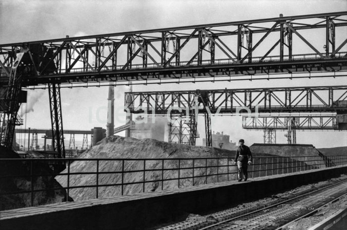 Lenin Metallurgical Combine, handling platform at the raw material storage yard with gantry cranes. 1960s.

Kombinat metalurgiczny im. Lenina, most przeładunkowy na składowisku surowców z suwnicami bramowymi, lata 60.

Photo by Henryk Makarewicz/idealcity.pl

