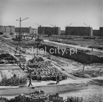 Plac budowy na osiedlu B-32 (Szklane Domy), w tle zabudowania osiedla A-33 i A-11 (Hutnicze i Stalowe), połowa lat 50.

fot. Wiktor Pental/idealcity.pl